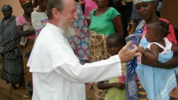 Padre Pierluigi Maccalli, rapito in Niger tra il 17 e il 18 settembre, ritratto durante la sua attività missionaria / Società Missioni Africane