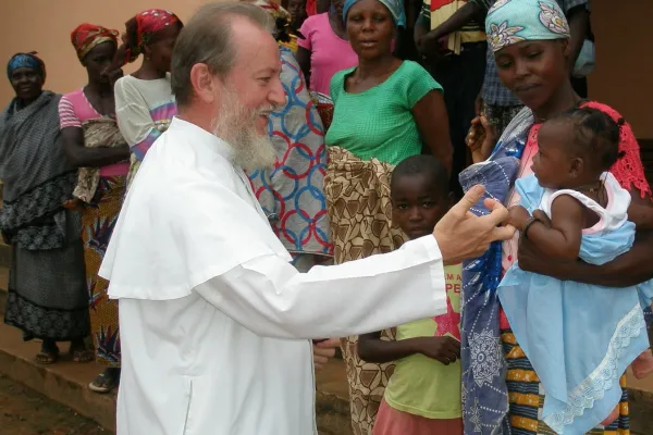 Padre Pierluigi Maccalli, rapito in Niger tra il 17 e il 18 settembre, ritratto durante la sua attività missionaria / Società Missioni Africane