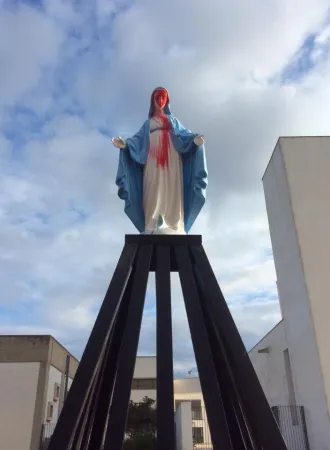La statua della Vergine imbrattata di vernice | ACISTAMPA