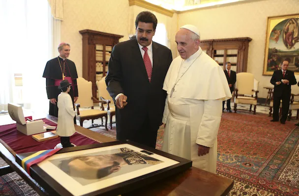 Papa Francesco e il presidente Maduro | Papa Francesco e il presidente Maduro in un incontro ufficiale in Vaticano, 17 giugno 2013 | L'Osservatore Romano / ACI Group