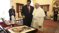 Papa Francesco e il presidente Maduro in un incontro ufficiale in Vaticano, 17 giugno 2013 / L'Osservatore Romano / ACI Group