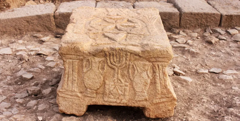 La pietra di Magdala in situ |  | Magdala.org