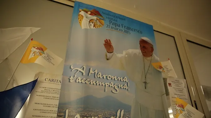 Papa Francesco a Napoli | Napoli, 20 marzo - Manifesto della visita di Papa Francesco a Napoli | Daniel Ibañez / ACI Stampa