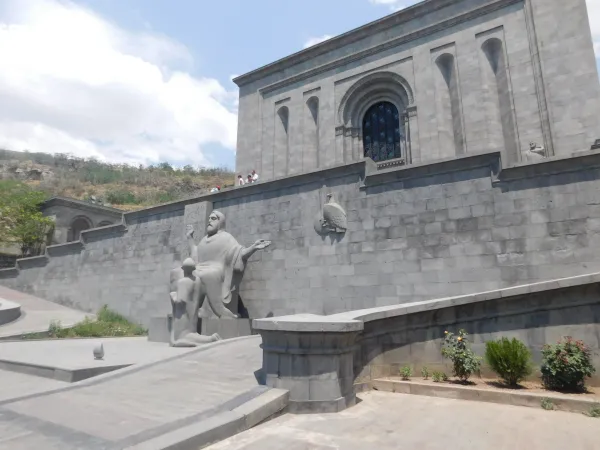 Il Museo Matenadaram, con la grande statua di Mashtoz che si staglia sull'ingresso | Andrea Gagliarducci