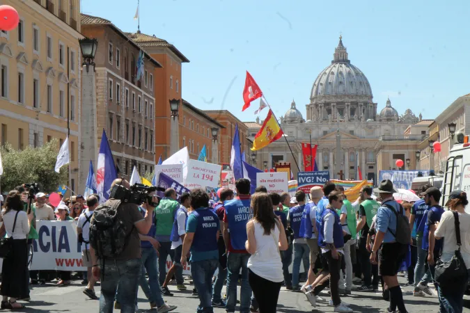 Marcia vita | La marcia nei pressi di Piazza San Pietro | Martha Calderón/ACI group