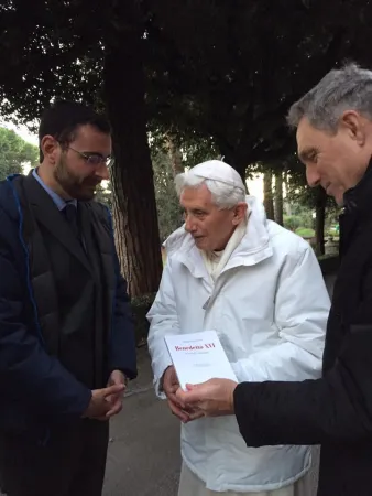 Marco Mancini, redattore di ACI Stampa, consegna a Benedetto XVI una copia di "Benedetto XVI. Un Papa totale" | ACI Stampa