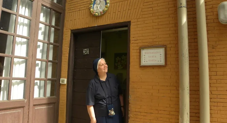 Suor Antonietta alla porta del Dispensario |  | Angela Ambrogetti
