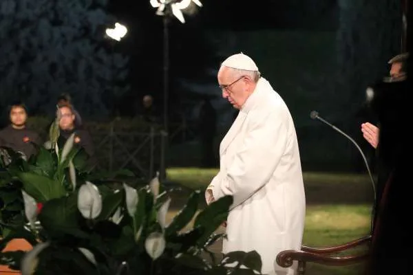 Papa Francesco durante la Via Crucis nel 2016 |  | Martha Calderon, ACI Group