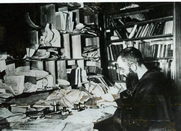 San Massimiliano Kolbe | Un giovane padre Kolbe sul tavolo di scrittura. È considerato anche tra i patroni dei giornalisti | da Pinterest 