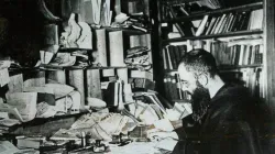 Un giovane padre Kolbe sul tavolo di scrittura. È considerato anche tra i patroni dei giornalisti / da Pinterest 