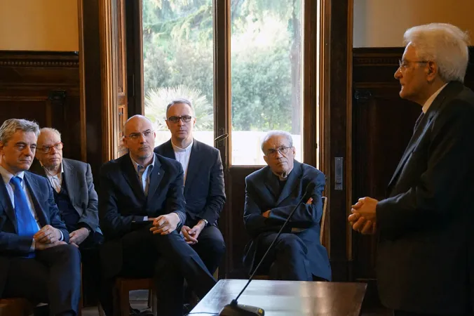 Presidente Mattarella | Il Presidente Mattarella incontra il Collegio Scrittori della Civiltà Cattolica, Villa Malta, Roma, 21 maggio 2015 | Ufficio Stampa dei Gesuiti