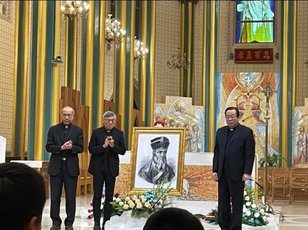 Il vescovo Chow a Pechino accolto dall'arcivescovo Li Shan nella Cattedrale | Asia News