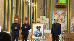 Il vescovo Chow a Pechino accolto dall'arcivescovo Li Shan nella Cattedrale / Asia News