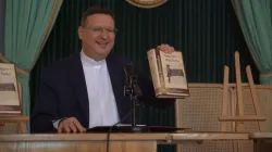 Il professor Wrobel con una copia della Bibbia in aramaico / YouTube
