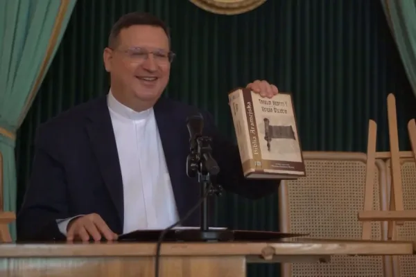 Il professor Wrobel con una copia della Bibbia in aramaico / YouTube