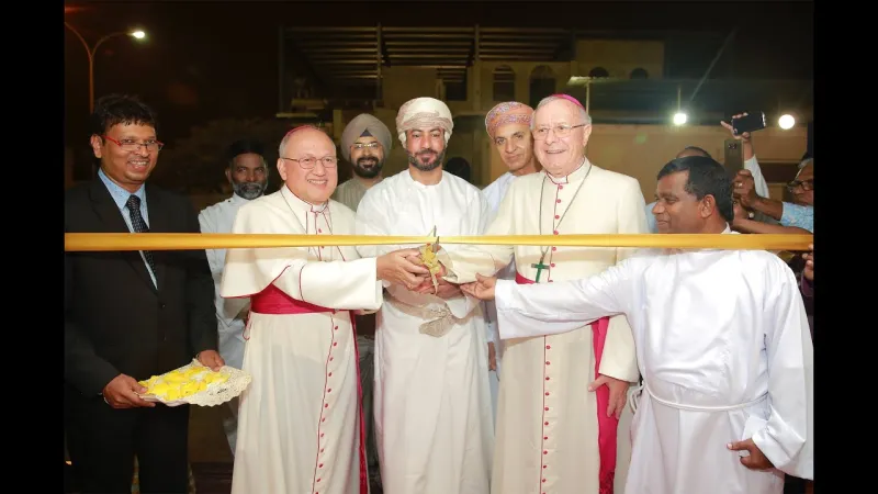 Padecilla e Hinder | Il nunzio Padecilla e il vescovo Hinder all'inaugurazione della chiesa di San Francesco Saverio a Salalah | Vicariato Apostolico dell'Arabia del Sud