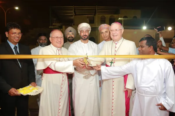 Il nunzio Padecilla e il vescovo Hinder all'inaugurazione della chiesa di San Francesco Saverio a Salalah / Vicariato Apostolico dell'Arabia del Sud
