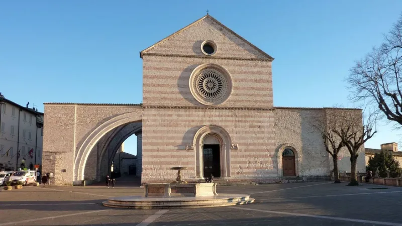 Basilica Santa Chiara ad Assisi  |  | YouTube.com 