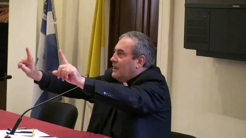 Monsignor Orazio Pepe | Monsignor Orazio Pepe durante una conferenza | YouTube