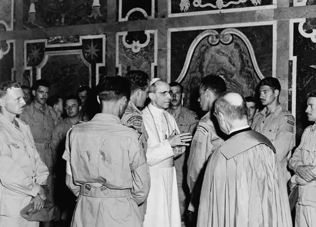 Pio XII con un gruppo di soldati Alleati |  | pubblico dominio 