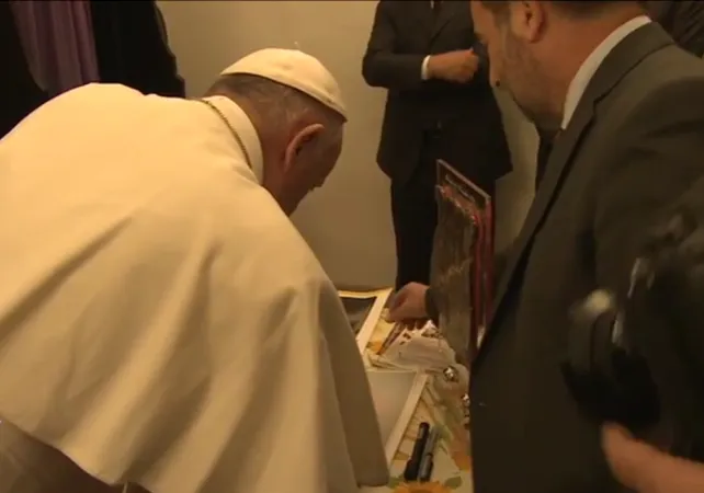Il Papa firma la registrazione  |  | CTV