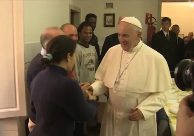 Il Papa con gli ospiti della mensa |  | CTV
