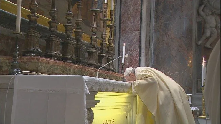 Papa Francesco sulla tomba di San Giovanni Paolo II |  | Vatican Media / ACI Group