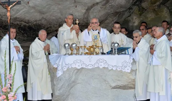 La Messa alla Grotta del Cardinale Vallini in uno dei precedenti pellegrinaggi | Opera Romana Pellegrinaggi
