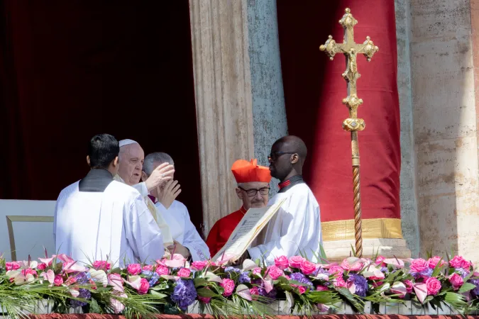 Papa Francesco durante la Benedizione Urbi et Orbi, Loggia delle Benedizioni, 17 aprile 2022 | Daniel Ibanez / ACI Group