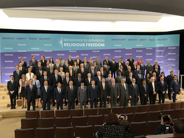 Foto di gruppo al Ministeriale USA sulla Libertà Religiosa, tenutosi a Washington, DC dal 24 al 26 luglio. In basso a destra si riconosce l'arcivescovo Paul Richard Gallagher, 