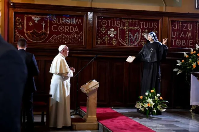 Papa Francesco prega davanti alla tomba di santa Faustina Kowalska a Cracovia |  | OR -Aci Group