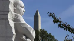 Il Martin Luther King Memorial. Sullo sfondo, il Lincol Memorial / MLK M