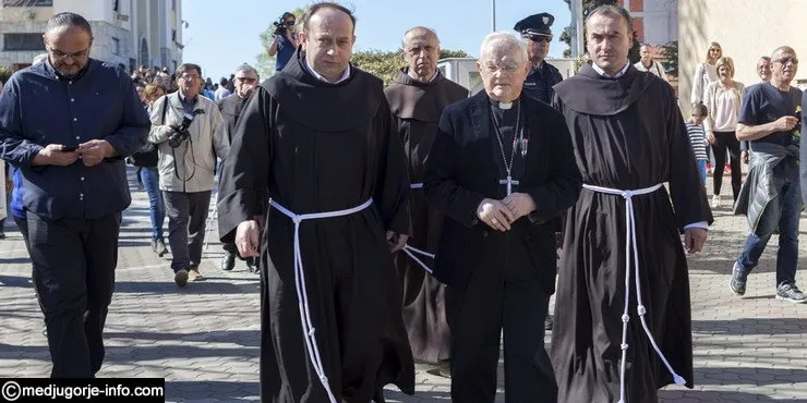 Arcivescovo Hoser a Medjugorje | L'arrivo dell'arcivescovo Hoser a Medjugorje nel marzo 2017, accompagnato dai francescani che reggono la parrocchia | Medjugorje-info.com