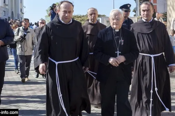 L'arrivo dell'arcivescovo Hoser a Medjugorje nel marzo 2017, accompagnato dai francescani che reggono la parrocchia / Medjugorje-info.com