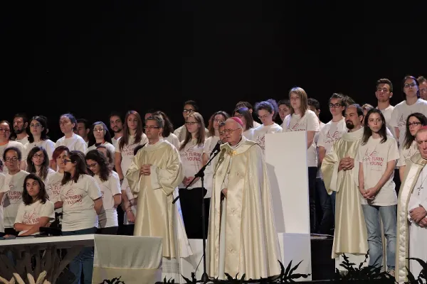 Arcivescovo Cesare Nosiglia di Torino benedice i giovani al Parco Dora, Torino 20 giugno 2015 / Marco Mancini / ACI Group