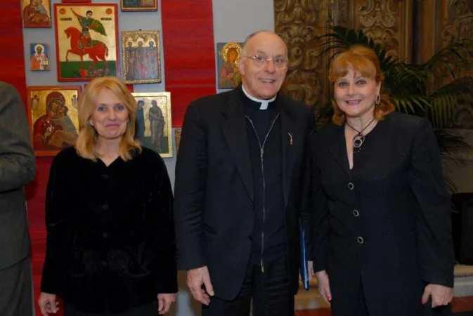 Le due artiste con monsignor Liberio Andreatta  |  | Tania Kalimerova e Marussia Kalimerova