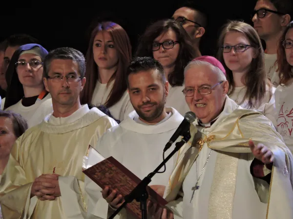 L'Arcivescovo Nosiglia con i giovani di Torino |  | MM ACI Stampa