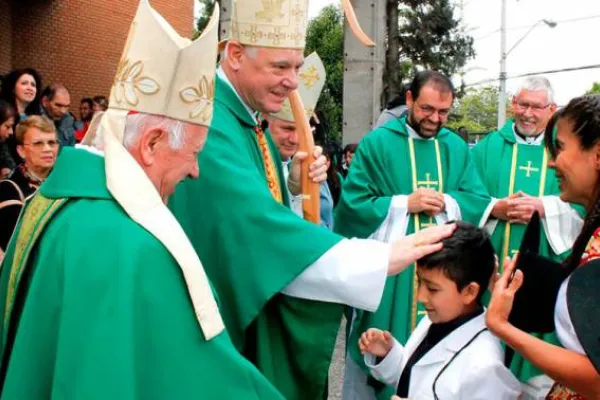Il Cardinal Mueller incontra la gente al termine di una Messa celebrata in Cile. Accanto a lui, il Cardinal Ezzati, arcivescovo di Santiago / Arciepiscopato di Santiago del Cile 