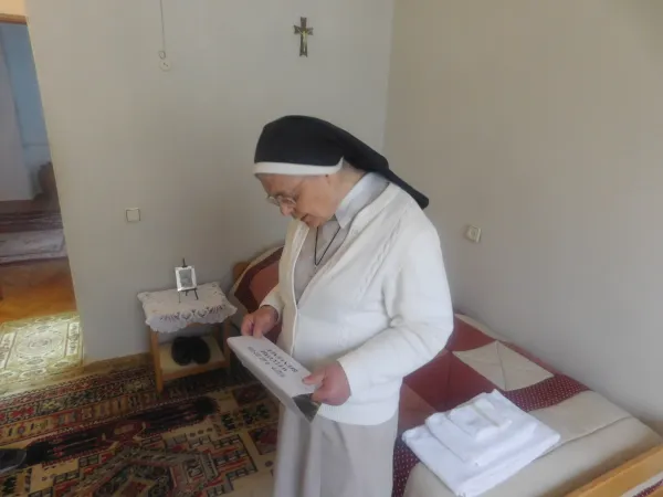 Madre Aroussiag nella stanza dove Papa Francesco riposera al centro Nostra Signore di Armenia  | Andrea Gagliarducci / ACI Stampa 