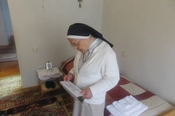 Madre Aroussiag nella stanza che ha preparato per Papa Francesco  / Andrea Gagliarducci / ACI Stampa