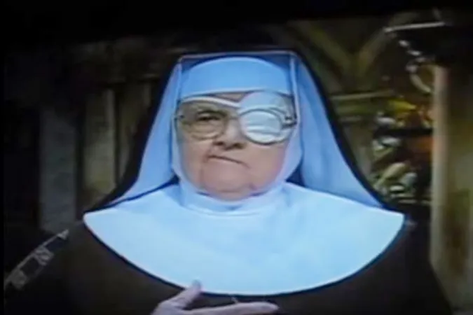 Madre Angelica, fondatrice di EWTN | Una immagine di Madre Angelica quando, con una benda sull'occhio, predicava comunque in diretta su EWTN | You Tube screenshot