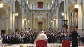 Il Papa a Bologna: "Sacerdoti e religiosi, parlate con chiarezza e trasparenza" 