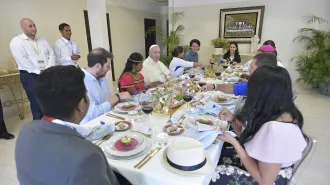 Papa Francesco pranza con i giovani: “empanadas”, avocado, riso e cocco