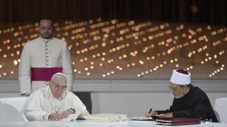 Papa Francesco e il Grande Imam di al Azhar firmano il documento sulla Fratellanza Umana, Abu Dhabi, 4 febbraio 2019 / Vatican Media / ACI Group