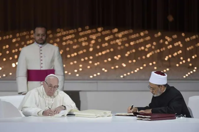 Papa Francesco e il Grande Imam di al Azhar firmano il documento sulla Fratellanza Umana, Abu Dhabi, 4 febbraio 2019 | Vatican Media / ACI Group