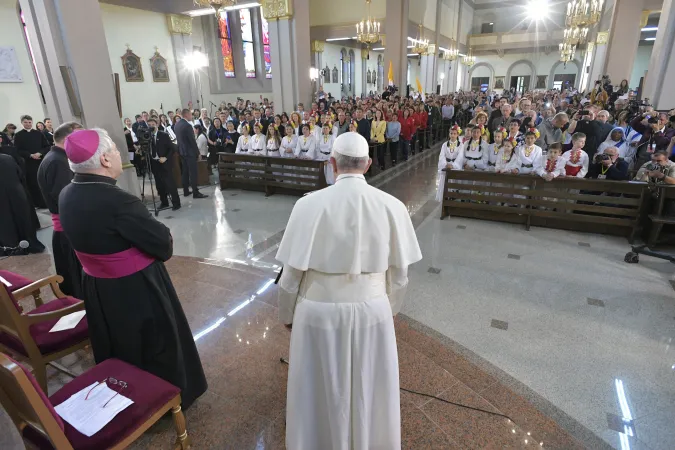 Papa Francesco nella Chiesa di San Michele Arcangelo a Rakovsky |  | Vatican Media - ACI Group