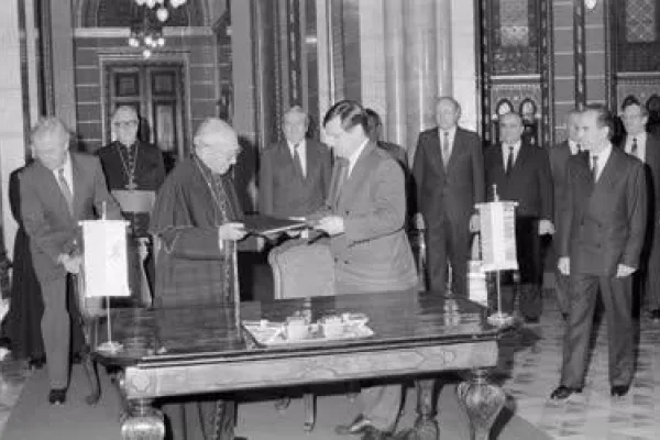 La firma dell'accordo per il ristabilimento delle relazioni diplomatiche tra il primo ministro ungherese Nemeth e il Cardinale Casaroli / archivum.mtva.hu