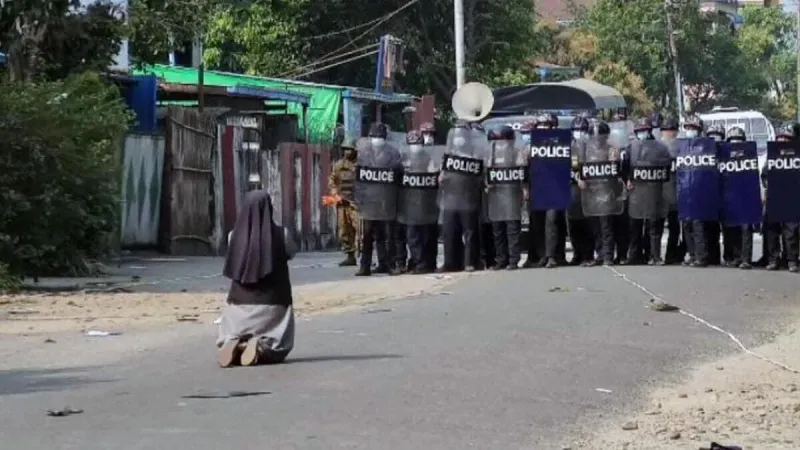 La foto del colpo di stato che ha fatto il giro del mondo dal Myanmar |  | pd