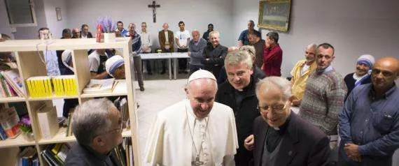 Papa Francesco e i senzatetto | Papa Francesco visita il centro per senzatetto Donum Misericordiae, inaugurato a novembre 2015 | Vatican Media / ACI Group