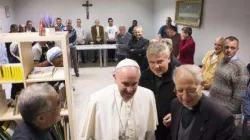 Papa Francesco visita il centro per senzatetto Donum Misericordiae, inaugurato a novembre 2015 / Vatican Media / ACI Group